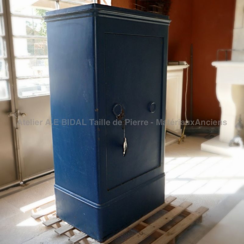 Antique metal safe on sale in Provence at Alain BIDAL.
