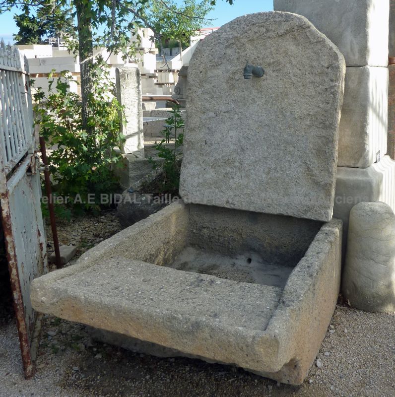 Belle et originale fontaine murale avec un bassin de type "lavoir ancien".