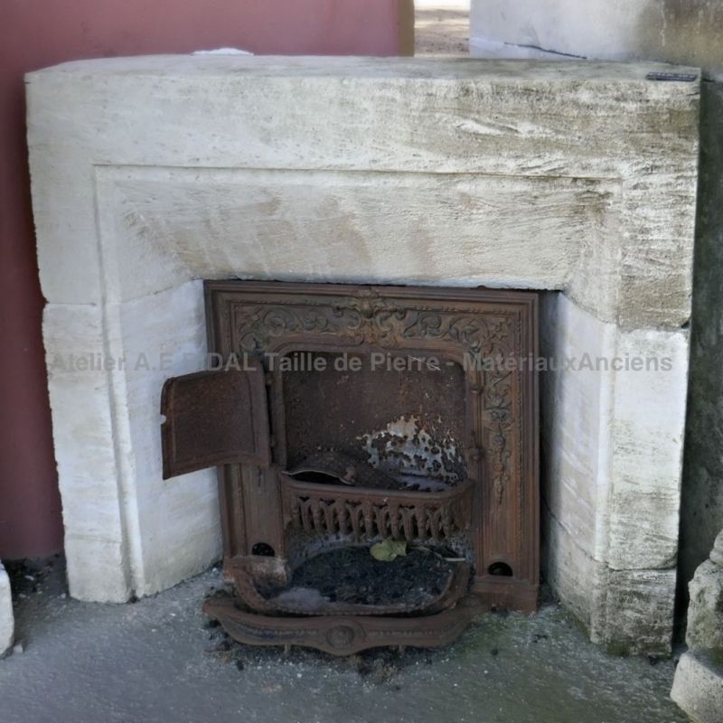 Petite cheminée ancienne dont la taille est parfaite pour décorer et pour chauffer une chambre - belle cheminée en pierre de naguère.