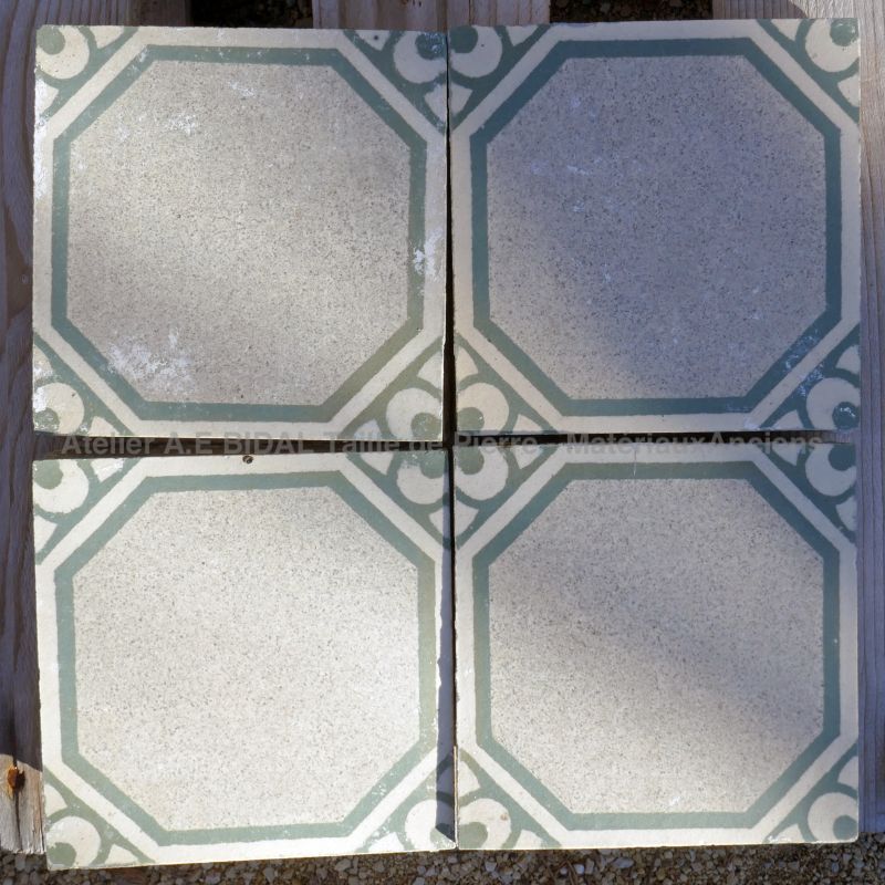 Ancien carreau en ciment motif géométrique en vente en Provence chez Atelier Alain BIDAL