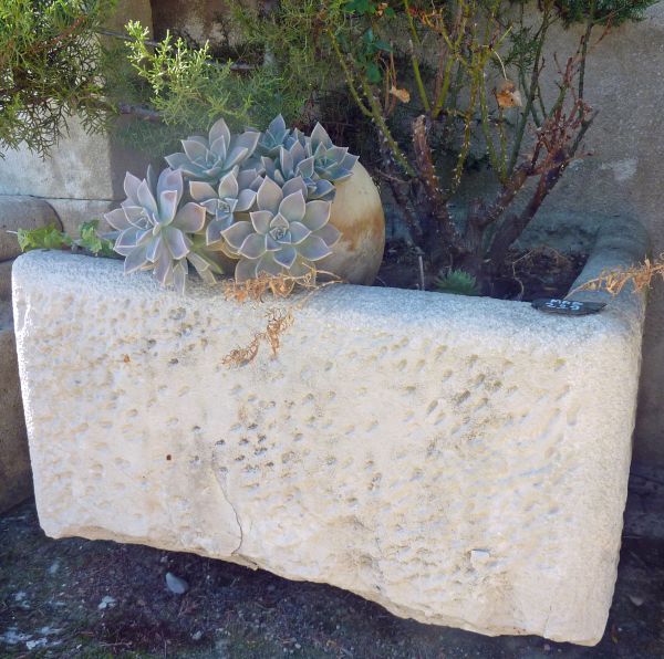 Bac ancien en pierre de taille blanche de la région provençale - bac rectangulaire.