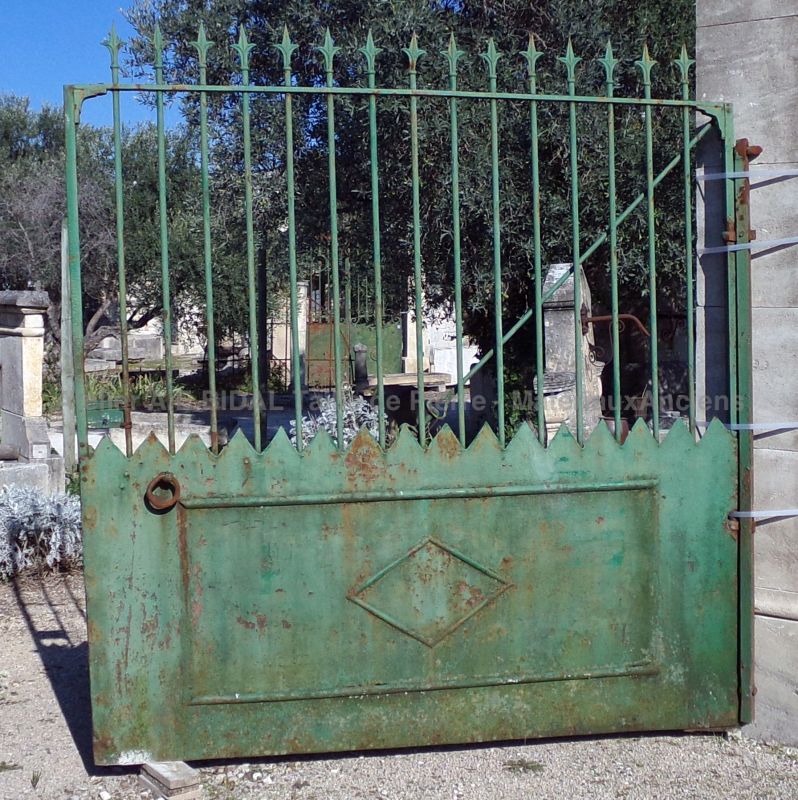 Portail de plus de 4 mètres de large : ancien portail à deux battants - Atelier Alain BIDAL (Provence)