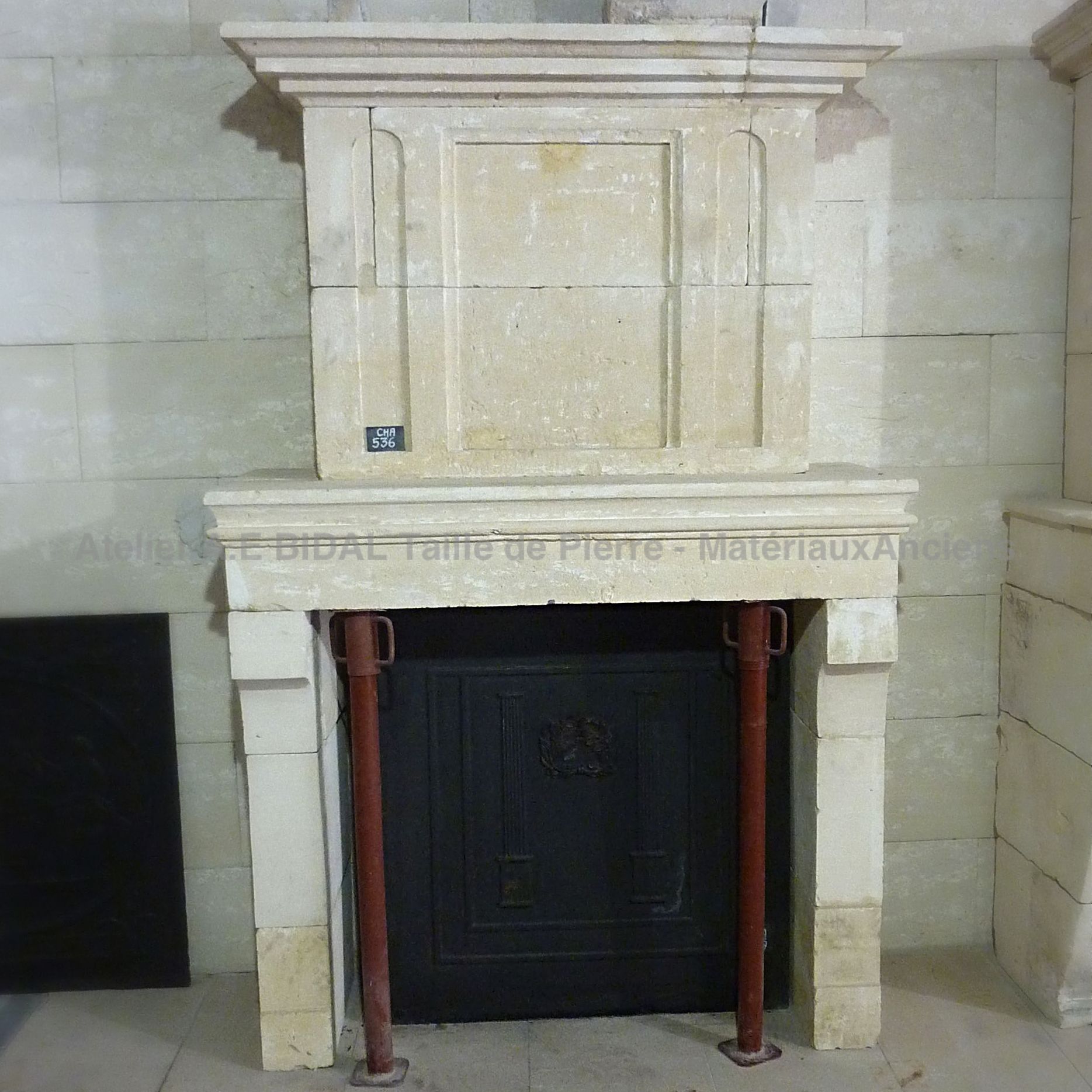 Ancienne cheminée en pierre de style Louis 16 - Une cheminée avec trumeau qui date du 18ème siècle.