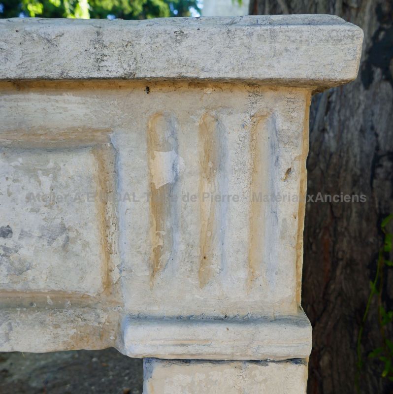 Détails des moulures sculptées à la main sur cette ancienne cheminée en pierre Louis 16.