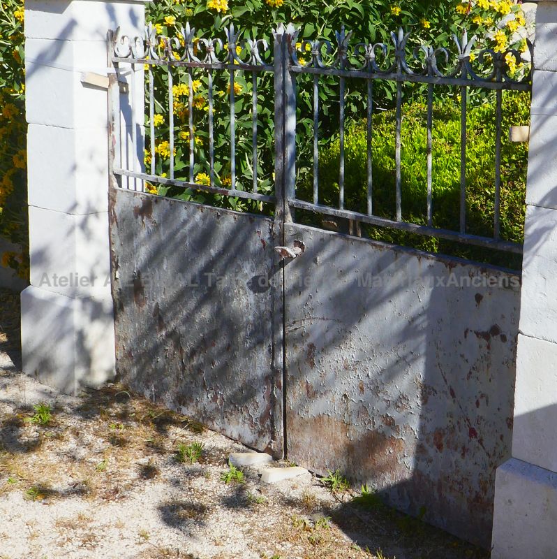 Portail ancien en fer forgé avec construction rivetée - Atelier Alain BIDAL