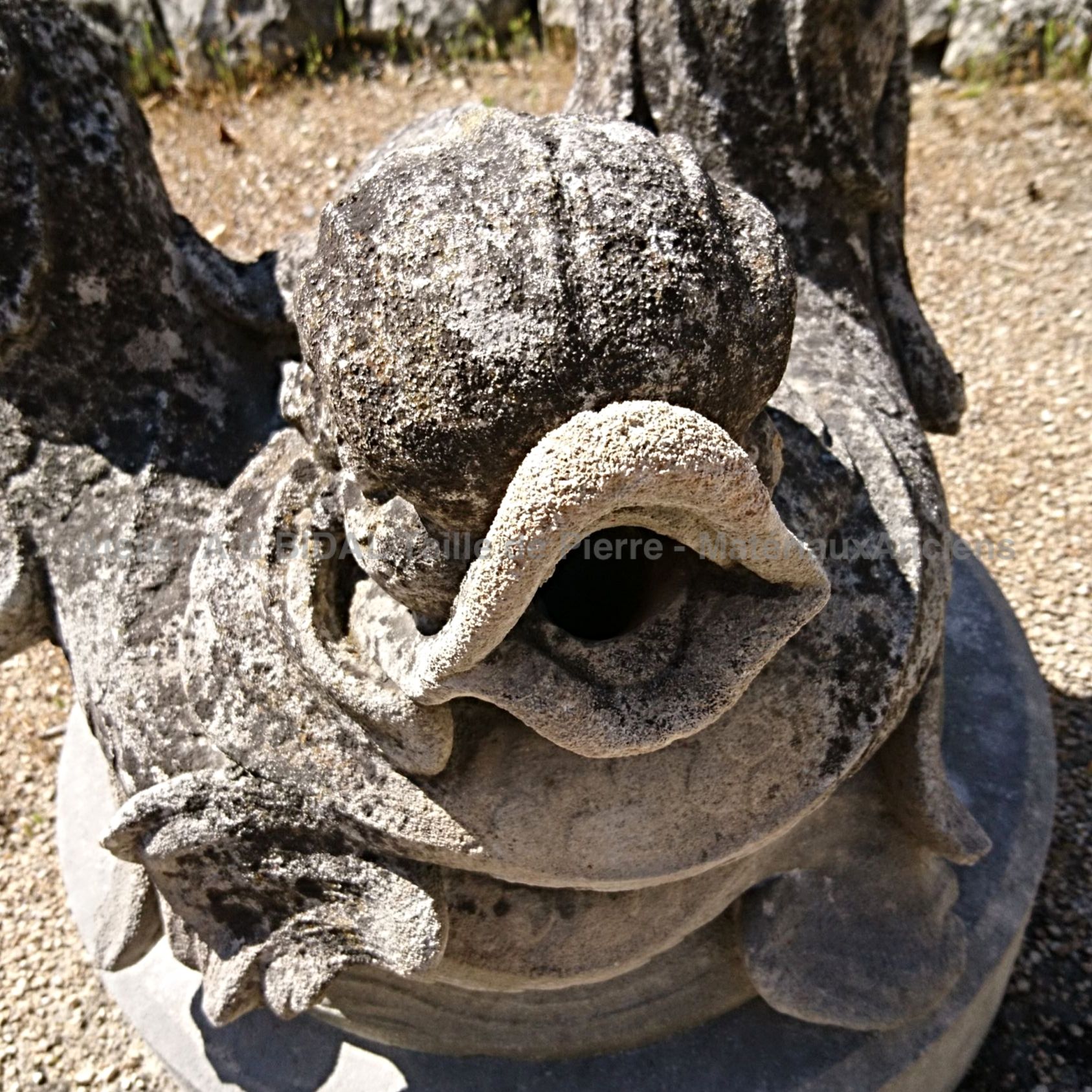 Superbe sculpture en pierre ancienne : dauphins cracheurs d'eau ** VENDUE