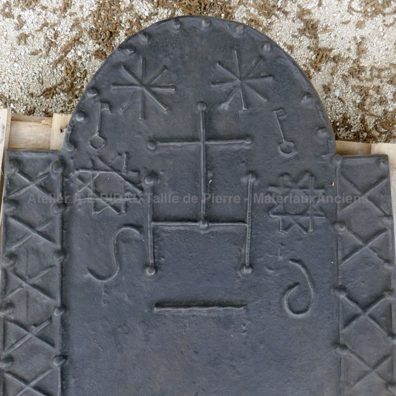 Taque en fonte du 17ème : plaque ancienne en fonte pour cheminée par Alain BIDAL