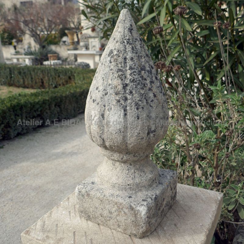 Ornements sculptés en pierre ancienne par les Matériaux anciens Alain Bidal en Provence