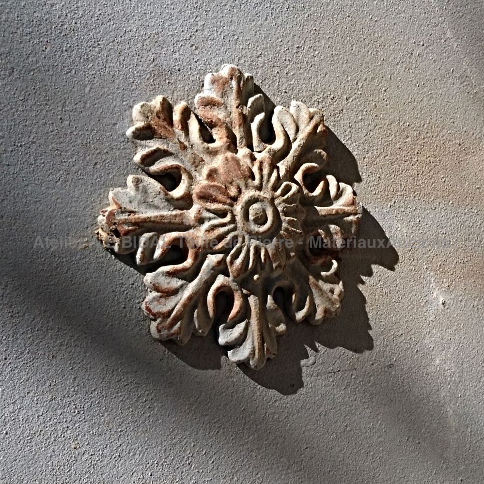 Détail de la rosace forgée sur notre large portail d'entrée en fer forgé par Alain BIDAL Matériaux Anciens en Provence