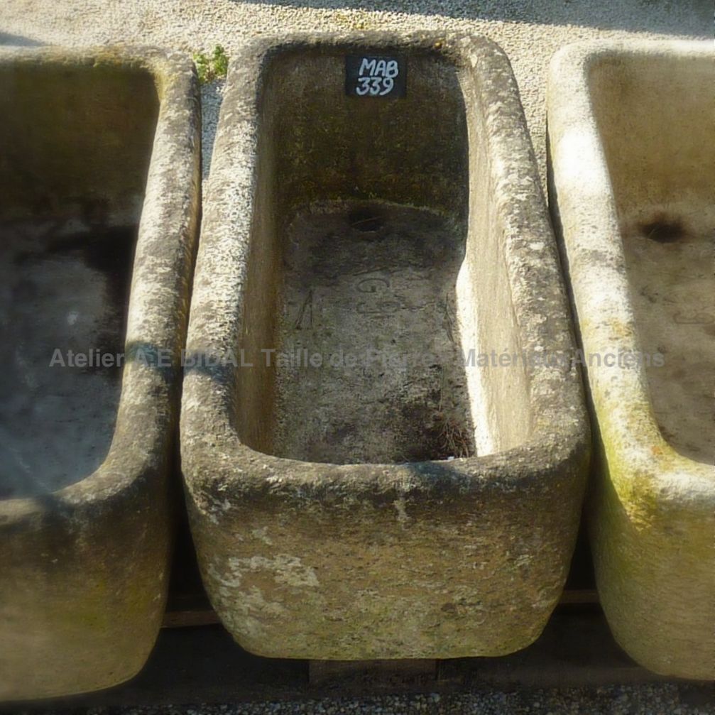 Petite auge ancienne en pierre patinée ** VENDUE