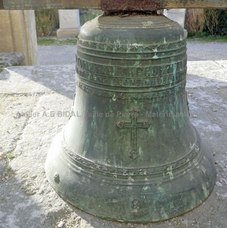 Vieille cloche à vendre en Provence - Ancienne cloche en bronze - Atelier Alain BIDAL