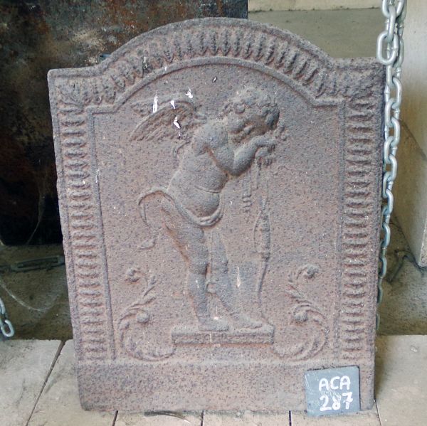 Belle plaque en fonte avec angelot : accessoire de cheminée ancien de l'Atelier Alain BIDAL (Provence)