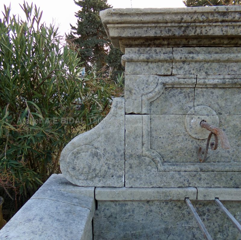 Atelier Alain BIDAL : large choix de fontaines de jardin en pierres anciennes
