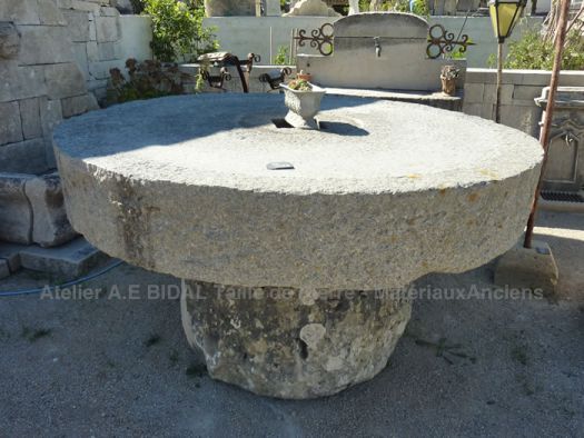 Table ronde massive en granit