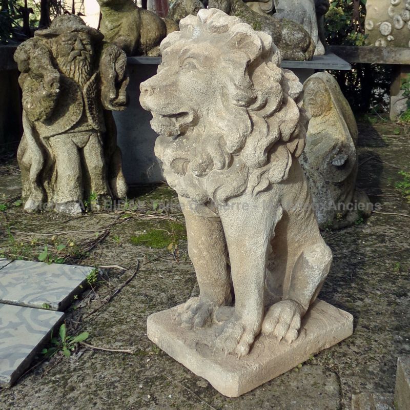 Statue de lion en pierre pour une décoration extérieure pleine de caractère !