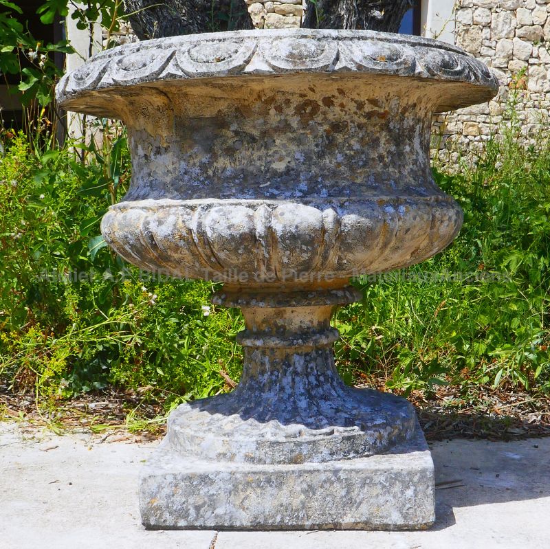 Pair of Medici garden vases in cast and patinated stone - Les Matériaux Anciens en Provence Alain BIDAL