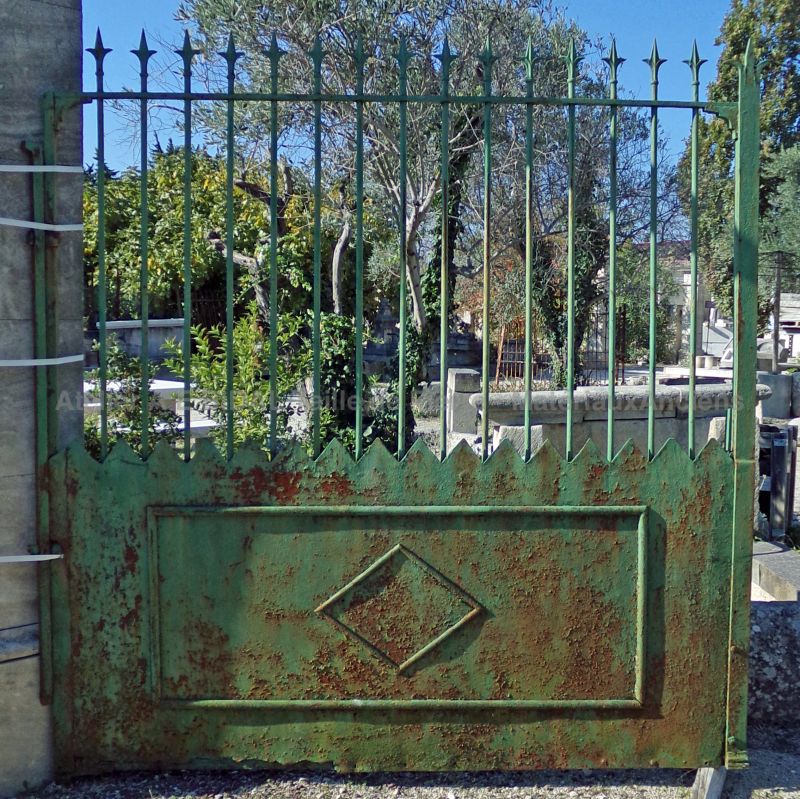 Large portail ancien en fer forgé ajouré - Les Matériaux Anciens en Provence Alain BIDAL