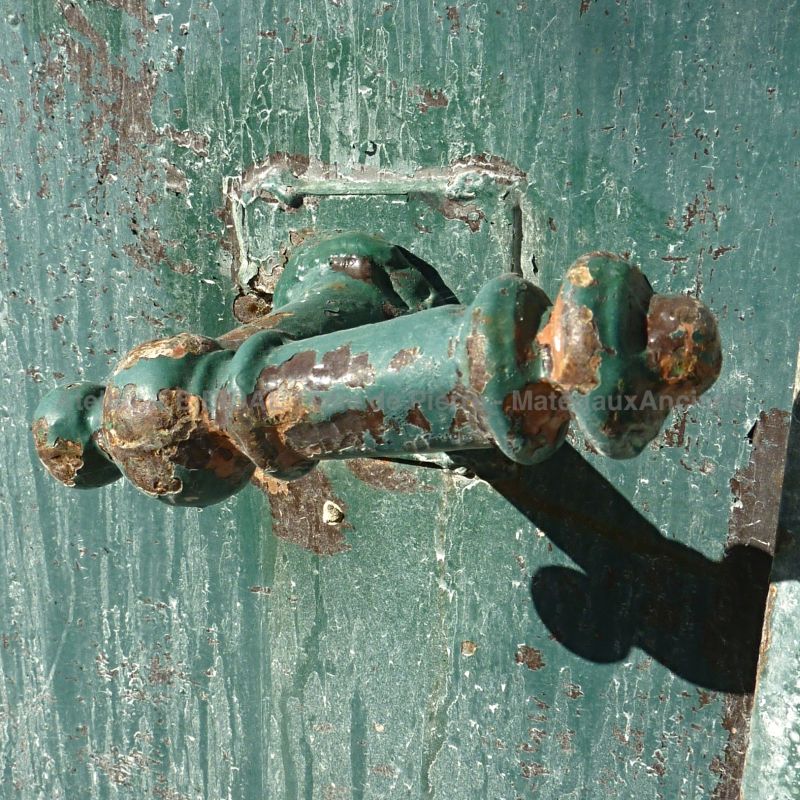 Piliers d'entrée en pierre et ancien portail en fer - Les matériaux anciens Alain BIDAL.