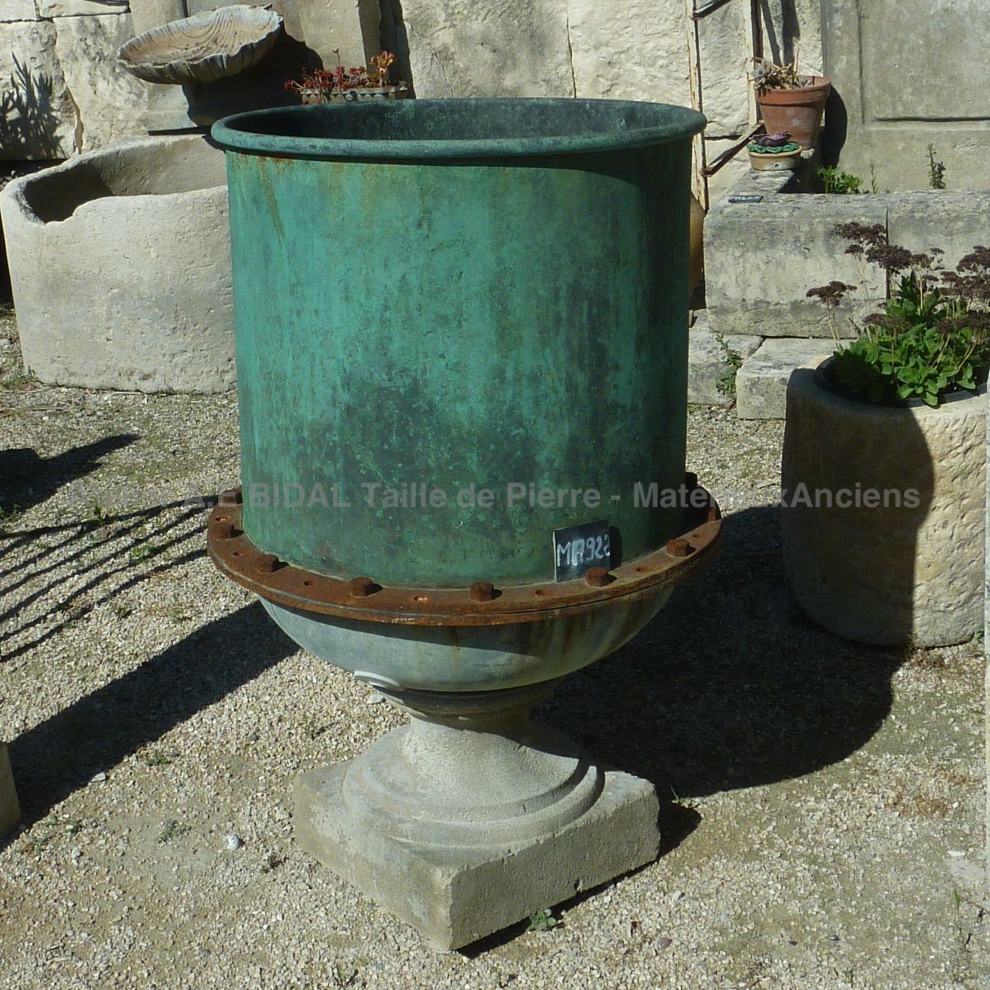 Beau vase ancien de grande taille - un vase ancien réalisé jadis en matériaux anciens.