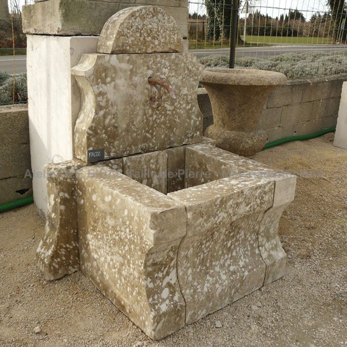 Petite fontaine de jardin en pierre