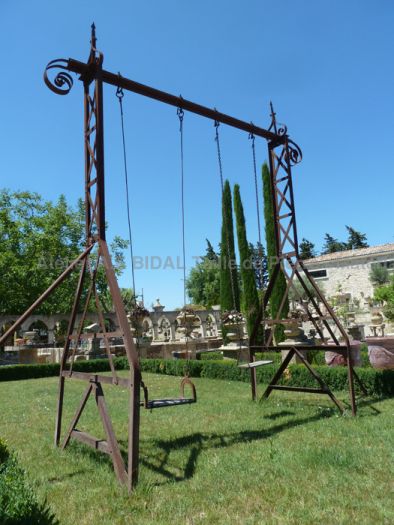 Balançoire en fer forgé pour jardin/parc - jeux de jardin en matériaux anciens.