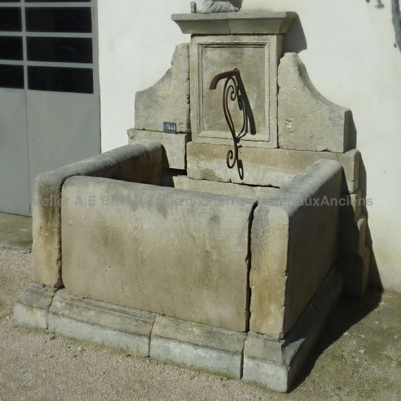Petite fontaine en pierre naturelle | Fontaine d'extérieur en pierres anciennes de la Meuse (une région située à l'Est de la France).