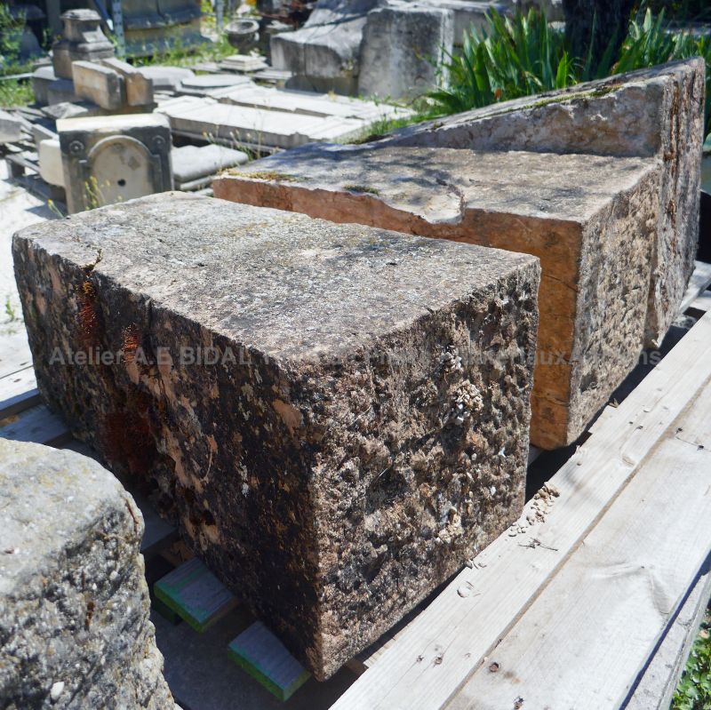 Elément de décoration de style campagnard : Borne en pierre ancienne