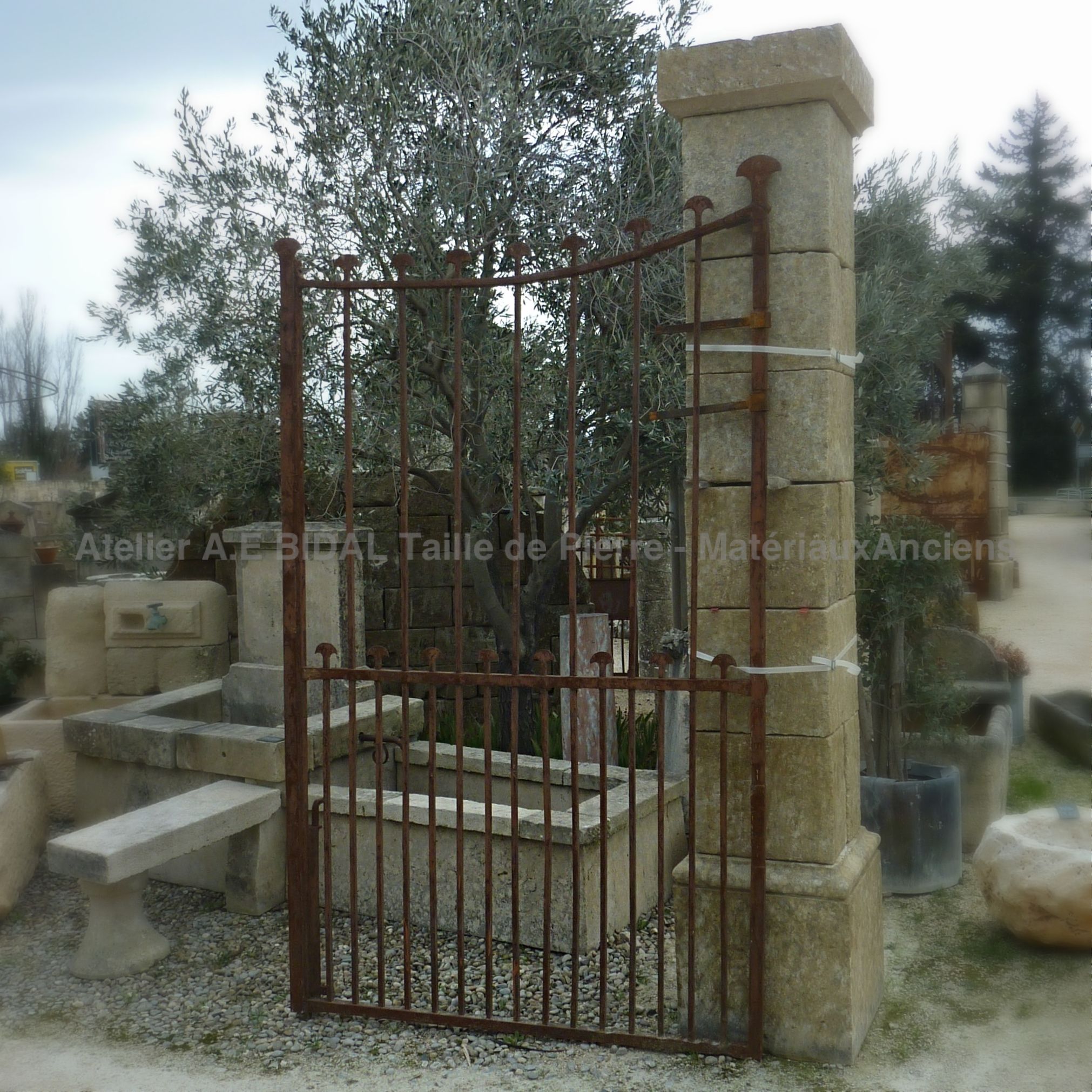 Portail ancien en fer forgé ajouré à 2 vantaux ** VENDU