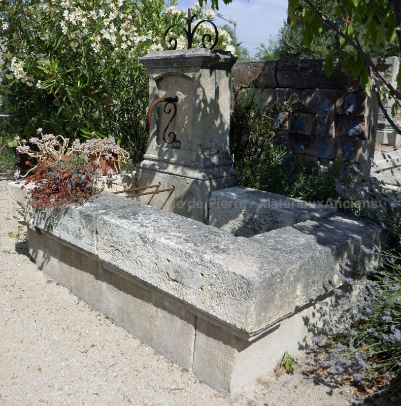 Fontaine de jardin en vieilles pierres en vente chez Alain BIDAL Matériaux Anciens en Provence.