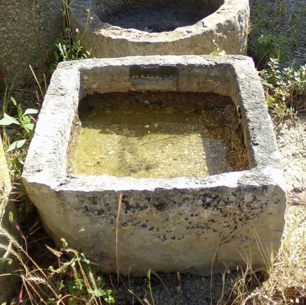 Bac en pierre pour plantations : petit bac ancien en pierre monolithe à vendre en Provence