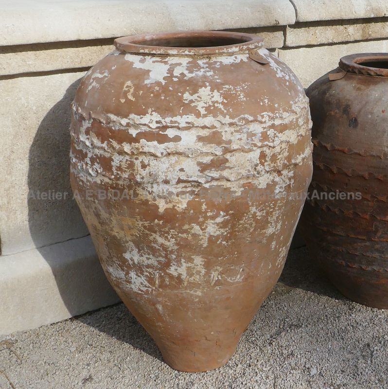 Jarre ancienne en terre cuite patinée par Les Matériaux Anciens en Provence Alain BIDAL