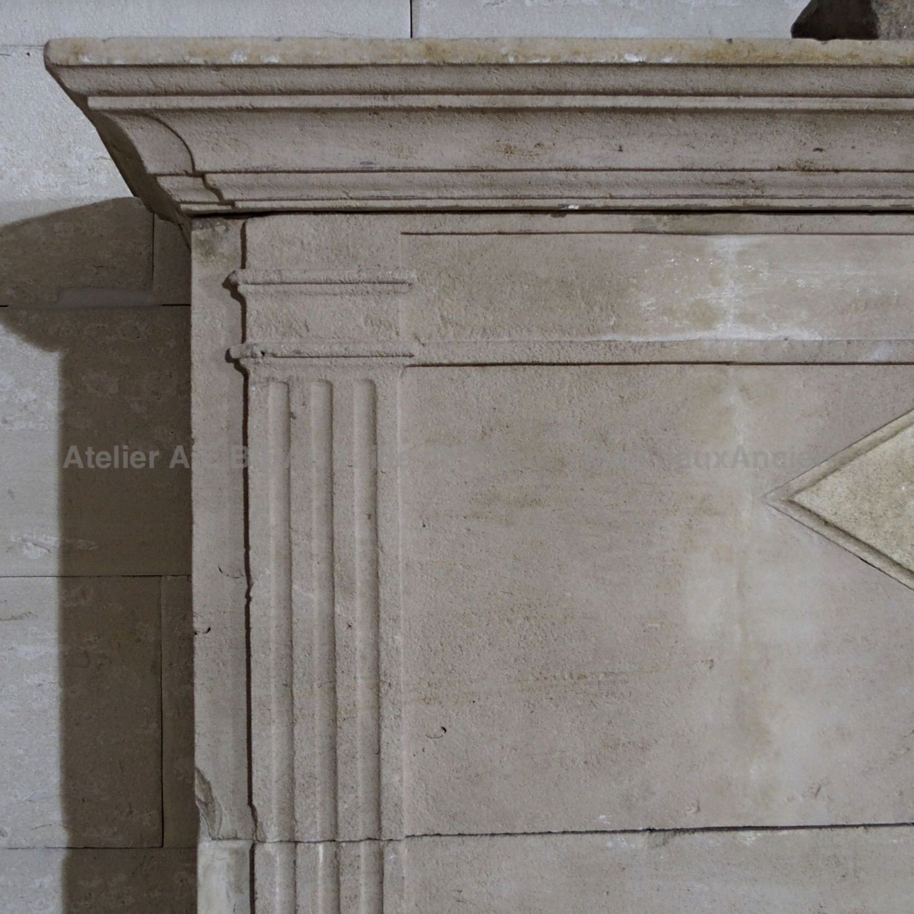 Cheminée Louis 16 de style élégant et sobre - cheminée ancienne du parc de matériaux anciens de l'Isle sur Sorgue.