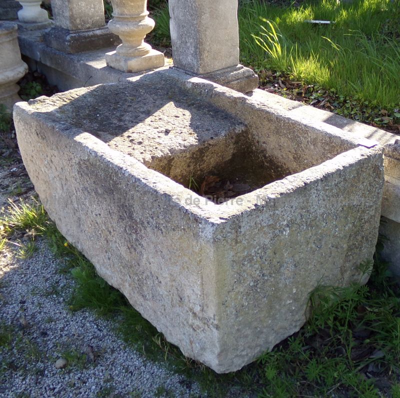 Lavoir ancien réalisé artisanalement - un lavoir d'extérieur de type vrais lavoir en pierre ancienne