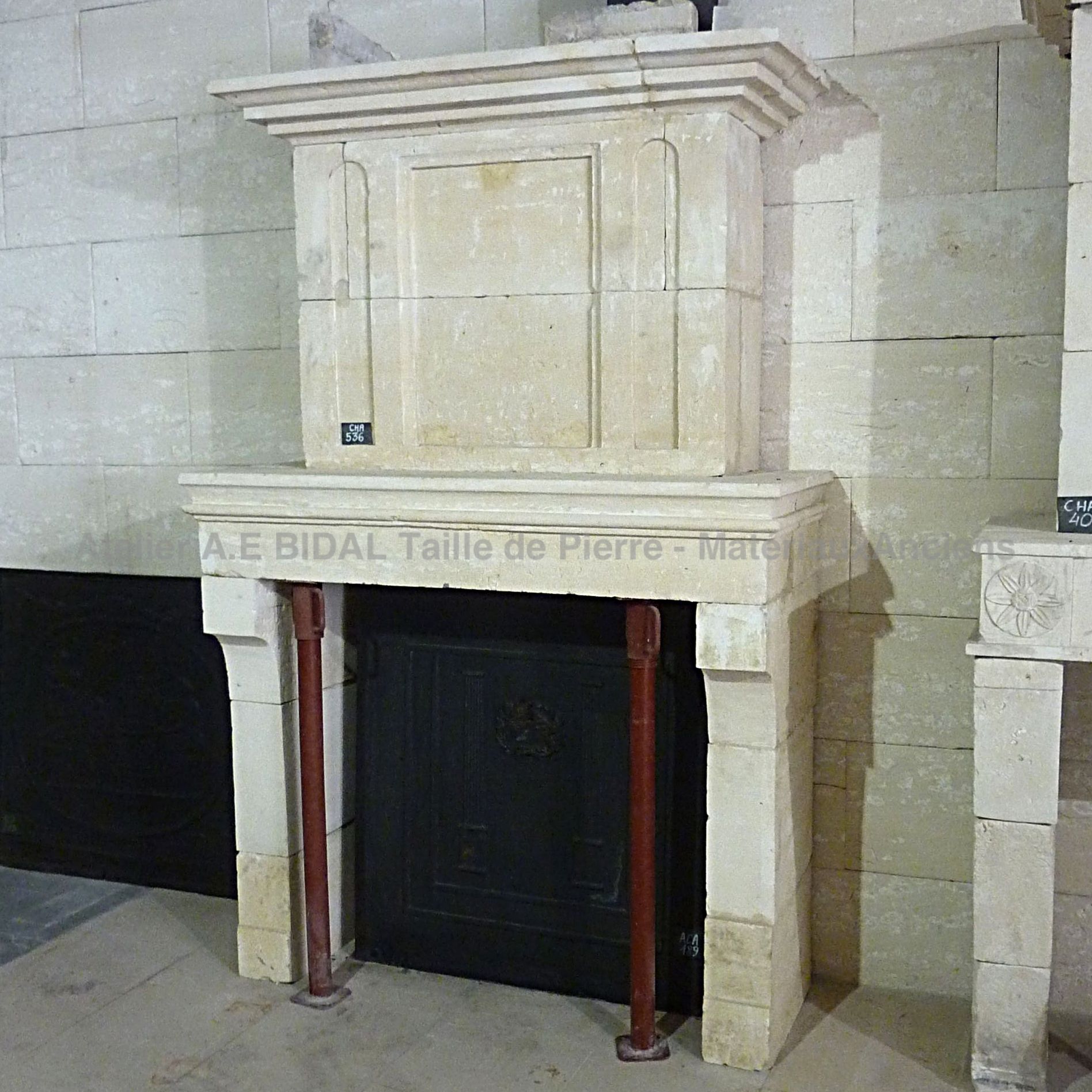 Une belle et élégante cheminée ancienne en pierre * En vente exclusivement chez Alain BIDAL en Provence.