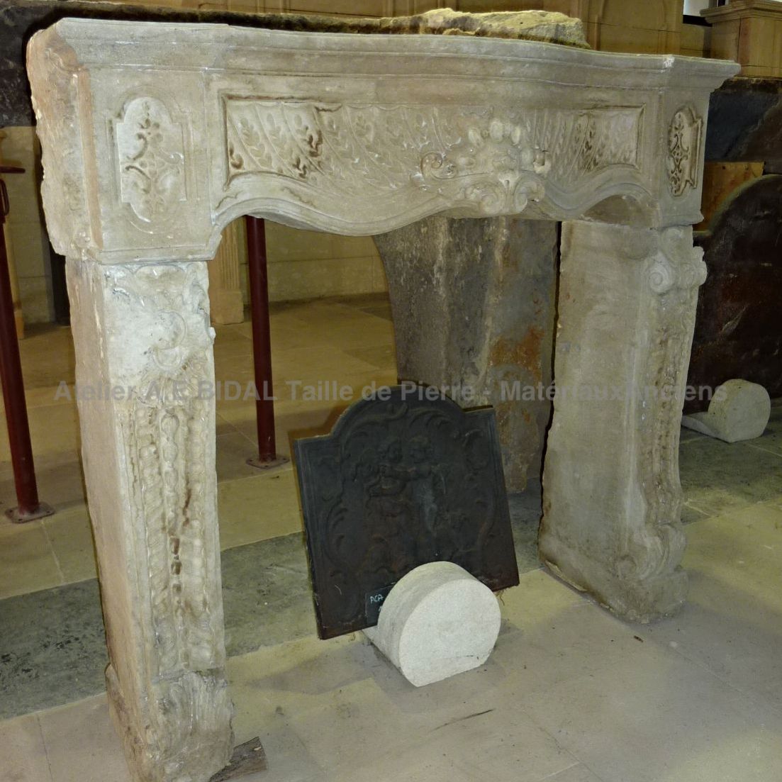 Cheminée ancienne en pierre restaurée dans nos ateliers de Provence.