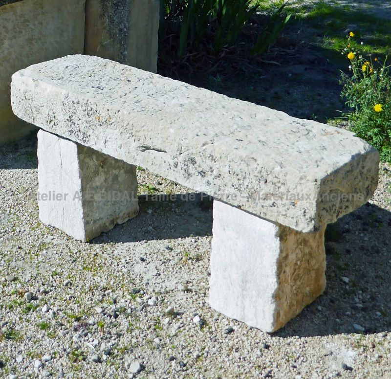 Mobilier de jardin ancien en pierre par Alain Bidal matériaux anciens en Provence.