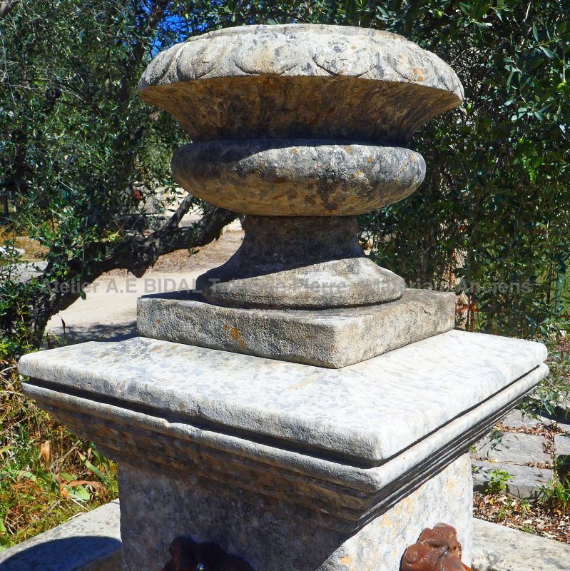 Vase à godrons en pierre : décor sur notre fontaine centrale avec bassin carré - Atelier Alain BIDAL (Provence)