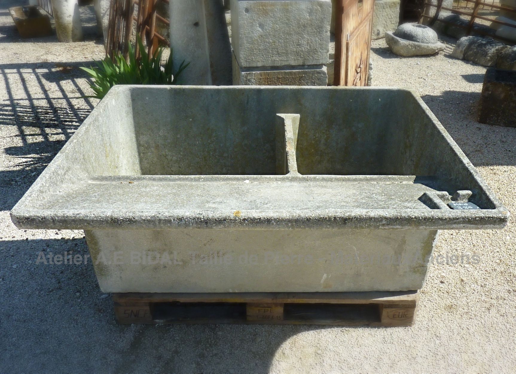 Large lavoir ancien en béton avec double bacs et plan incliné ** VENDU