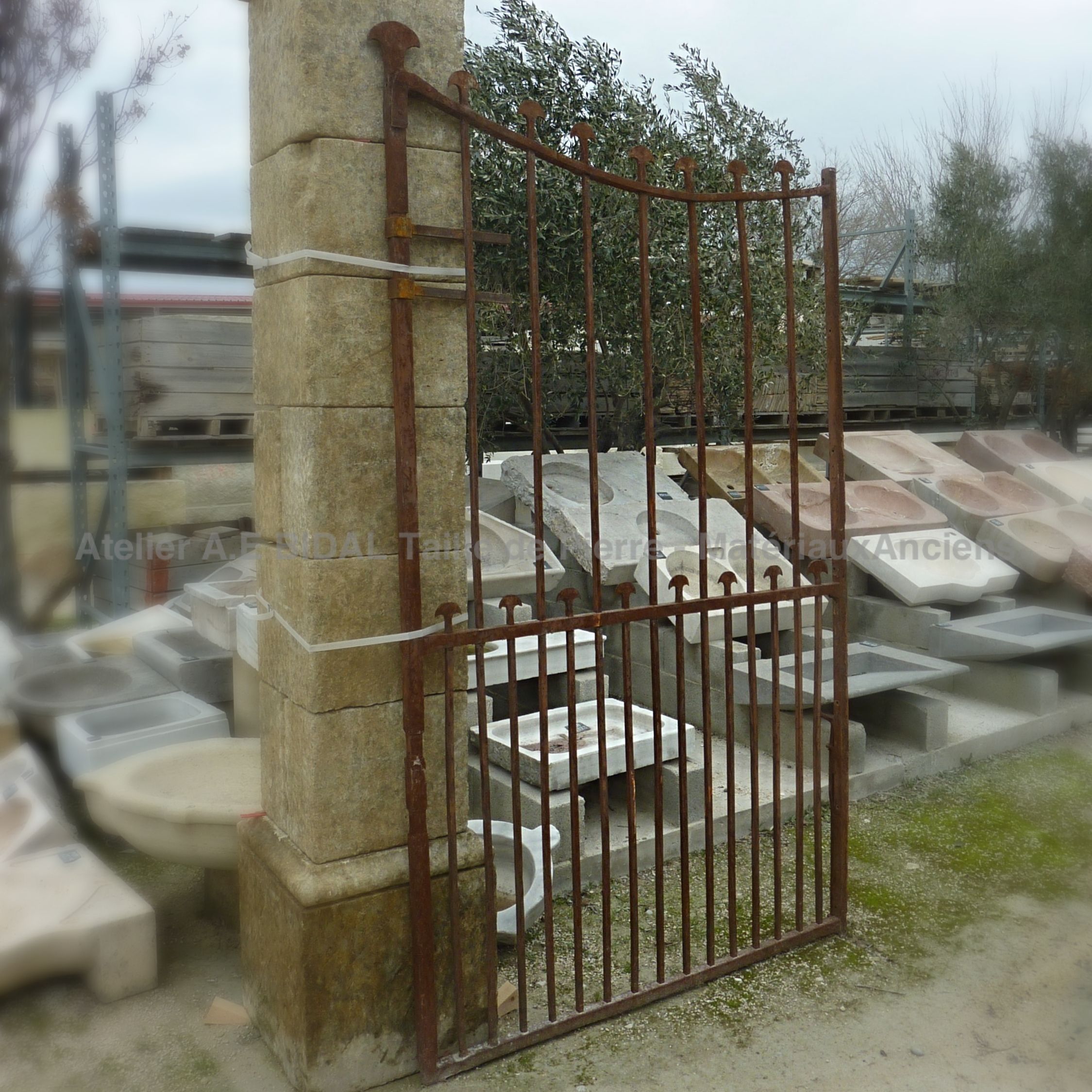 Portail ancien en fer forgé ajouré à 2 vantaux ** VENDU