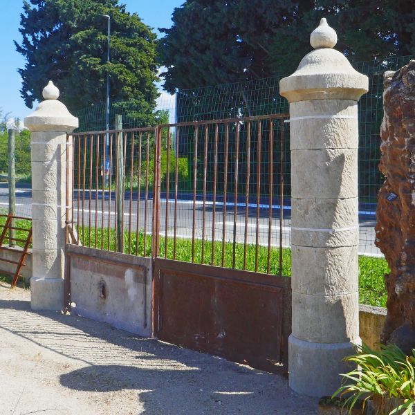 Hauts piliers ronds en pierre : paire de piliers d'entrée par Atelier Alain BIDAL (Provence)