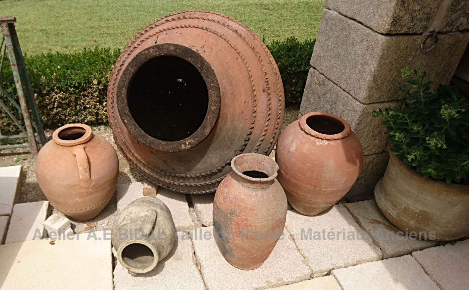 Voici une magnifique et gigantesque jarre ancienne chinée et proposée par l'Atelier Bidal en Provence