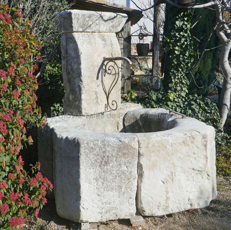 Fontaine rustique en pierres anciennes par Les Matériaux Anciens en Provence Alain BIDAL