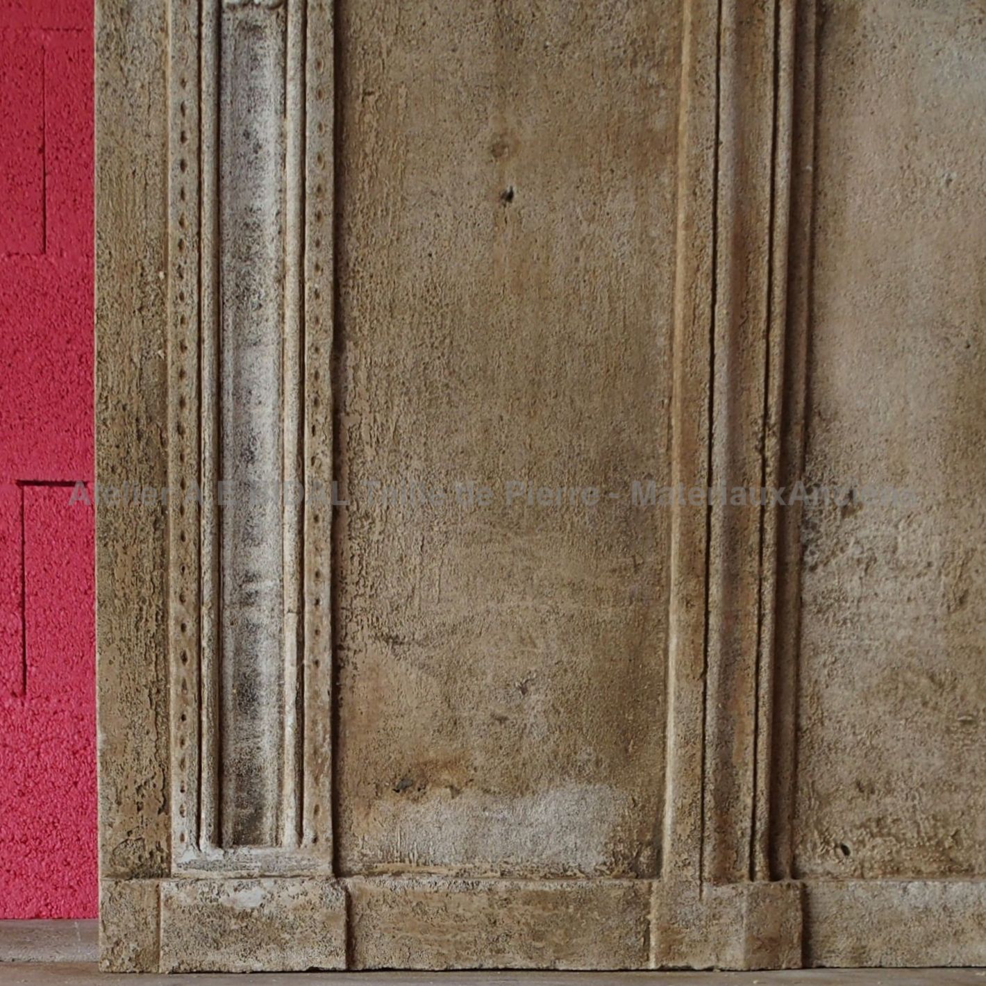 Cheminée ancienne -  une cheminée rustique décorative.