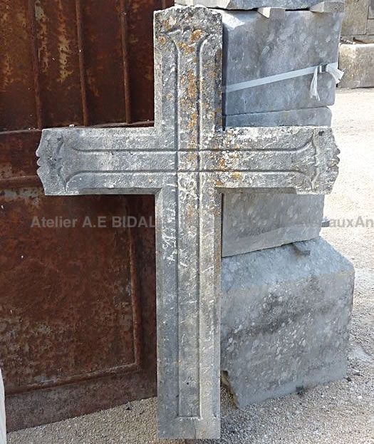 Croix ancienne - croix en pierre simple dépourvue de décorations sculptées.