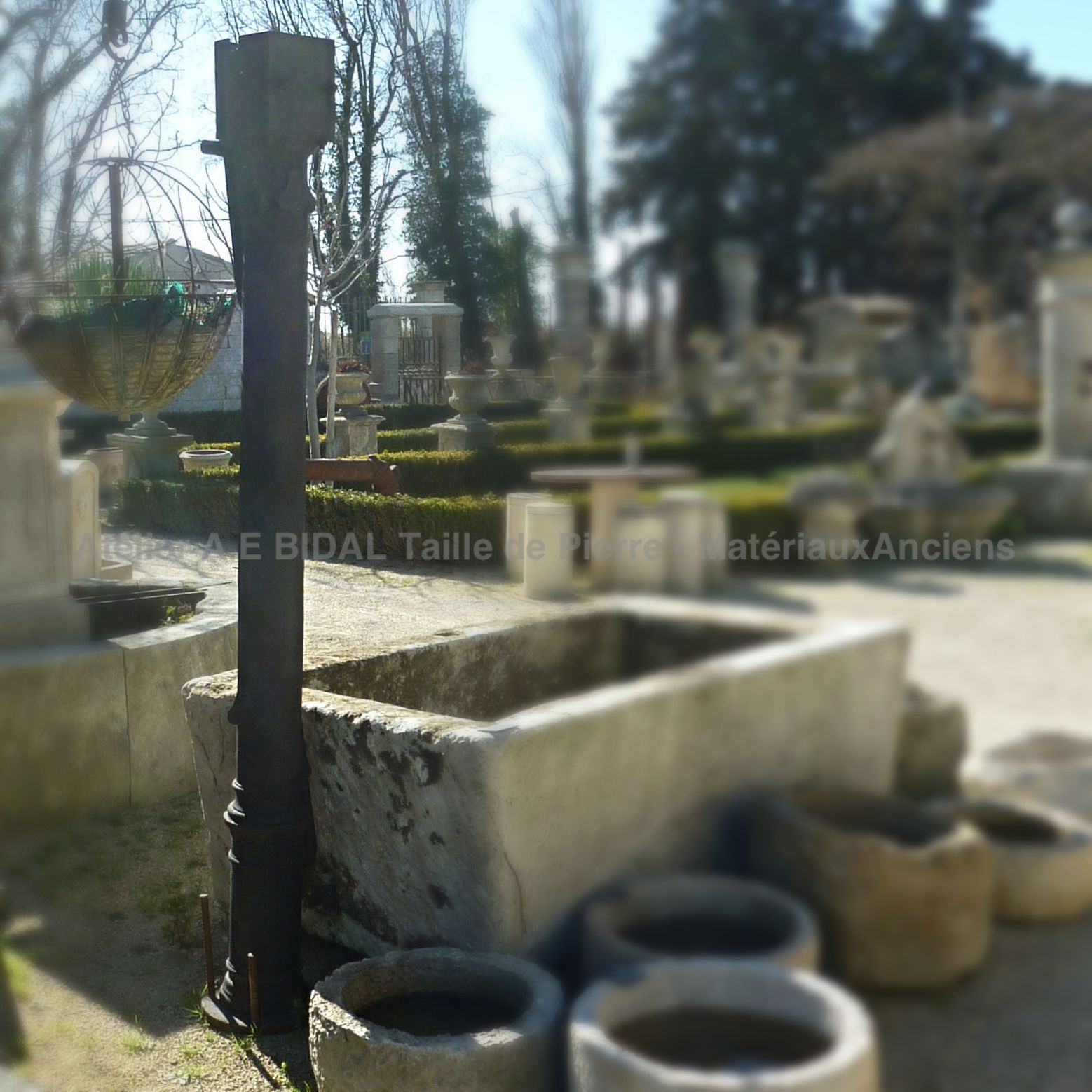 Grande pompe ancienne à bras par Les matériaux Anciens en Provence Alain BIDAL