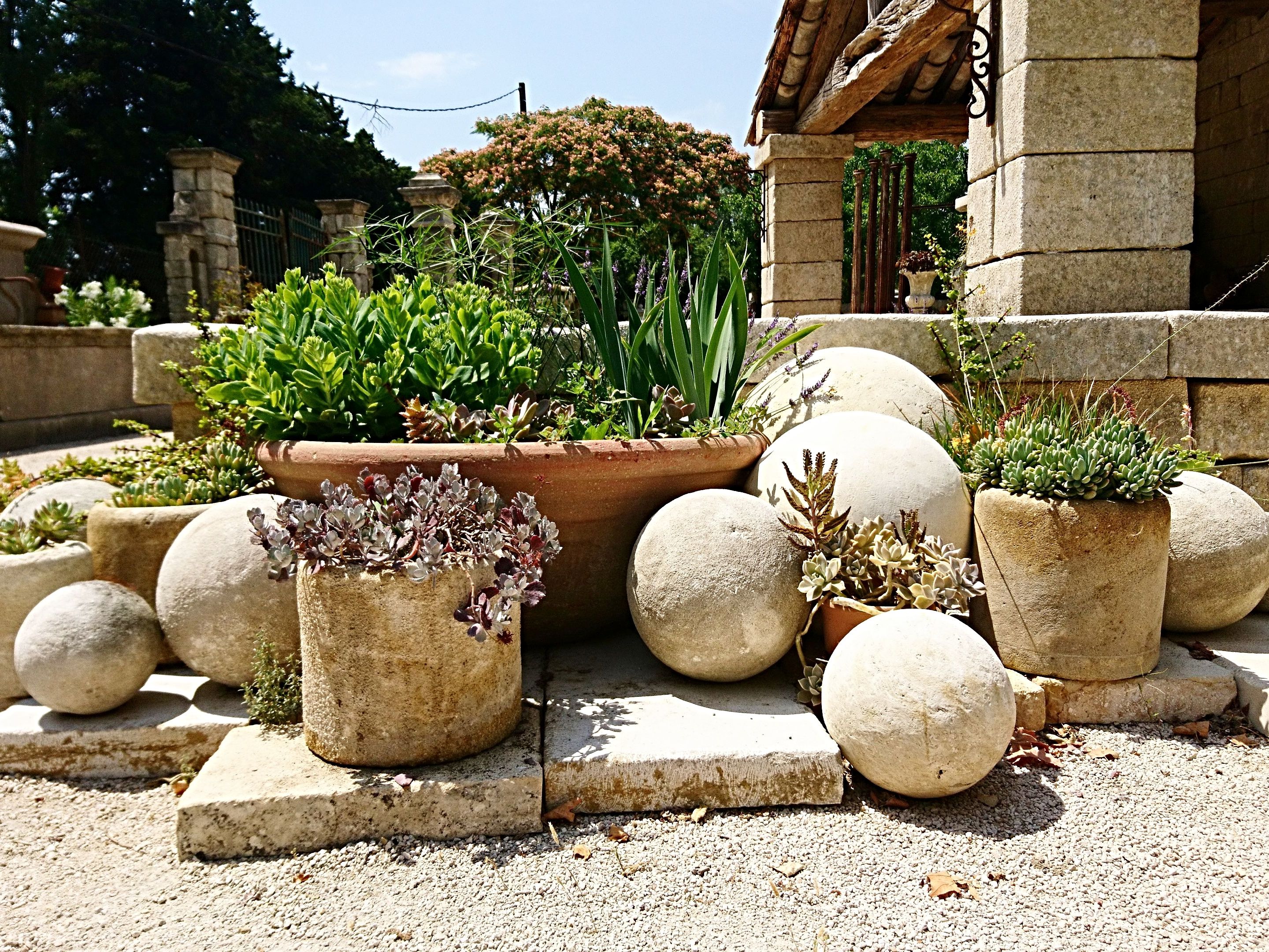 The Antique Materials Bidal in Provence offer you a wide choice of decorative elements for your garden.