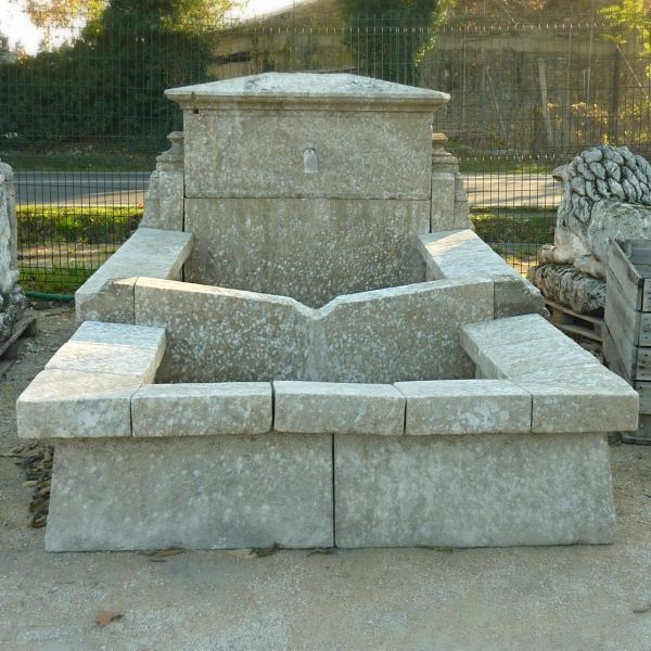 Lavoir rustique en pierre de style lavoir de village provençal inspiré par un lavoir ancien