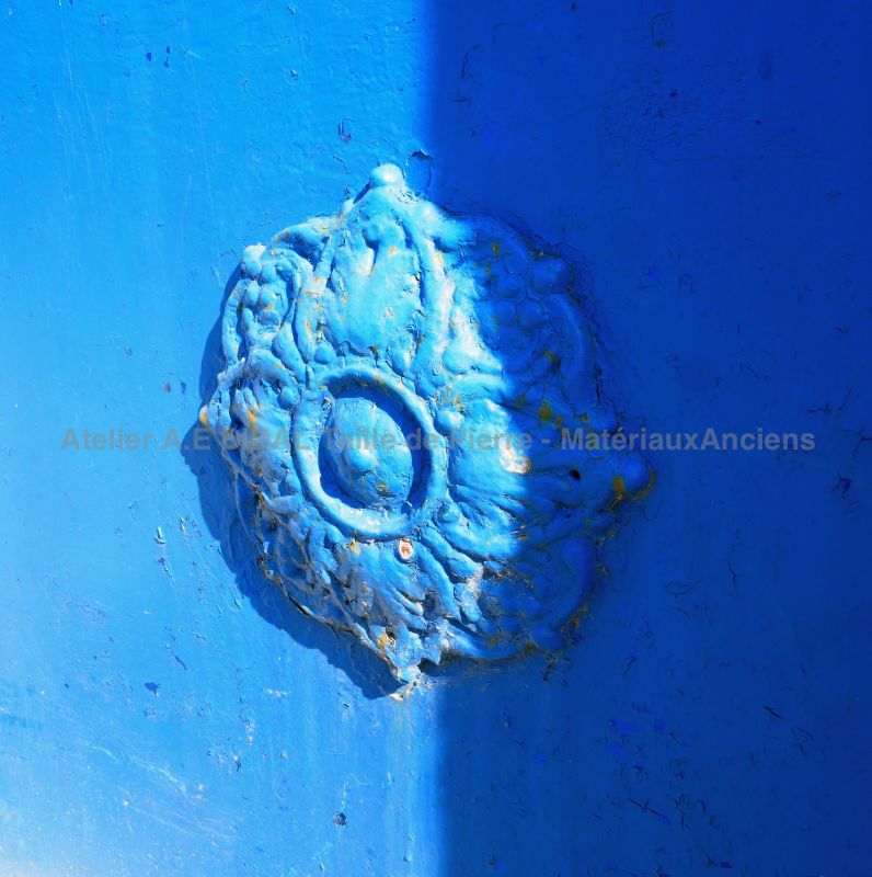 Portail ancien à deux battants en fer forgé - beau portail ancien en fer forgé coloré en bleu.