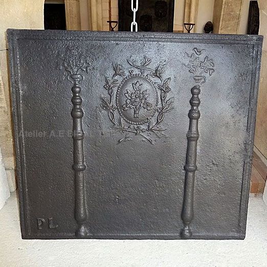 Plaque de cheminée en fonte rectangulaire avec initiales - nos accessoires cheminée signés.