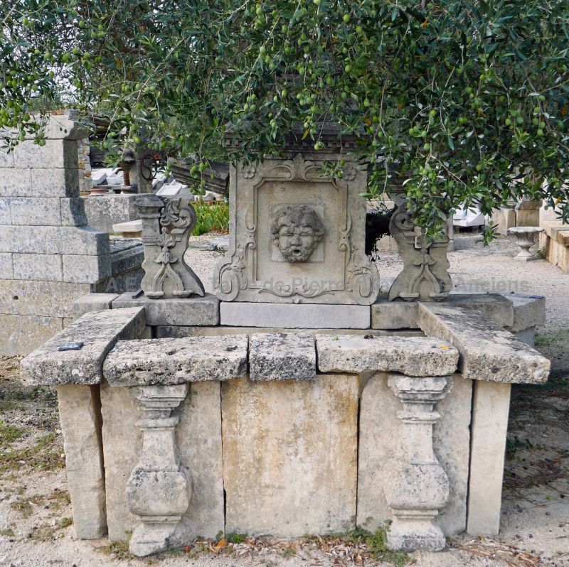 Wall fountain in old stones | A garden fountain with a very ornamental look !